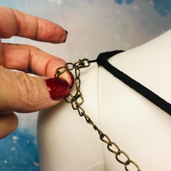 LACE FRONT TOP WITH DETACHABLE NECKLACE - Picture 13 of 16